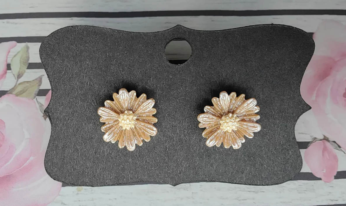 Random- 13 MM METALLIC VINTAGE DAISY Flower Earrings